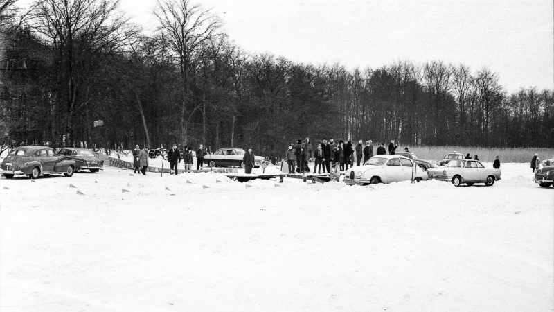 Halkkörning på Yddingesjön i Svedala 1962 el. 1963.